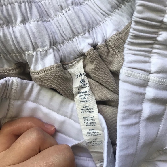 lululemon hotty hot shorts - Picture 2 of 5